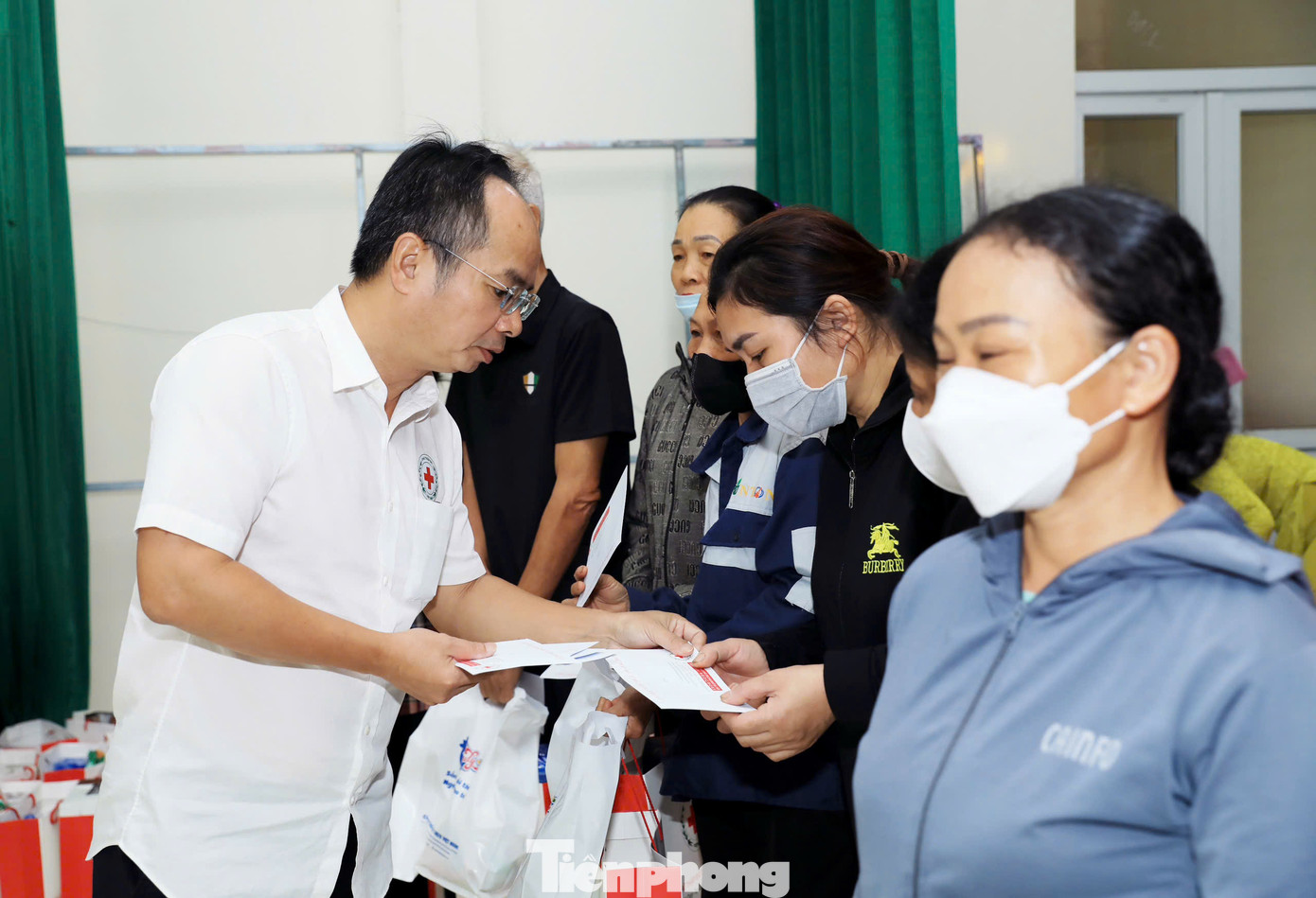 Ông Lê Tự Lực - Chủ tịch Hội Chữ thập đỏ thành phố Hà Nội trao quà cho những hộ dân có hoàn cảnh khó khăn. Ông Lê Tự Lực - Chủ tịch Hội Chữ thập đỏ thành phố Hà Nội trao quà cho những hộ dân có hoàn cảnh khó khăn.