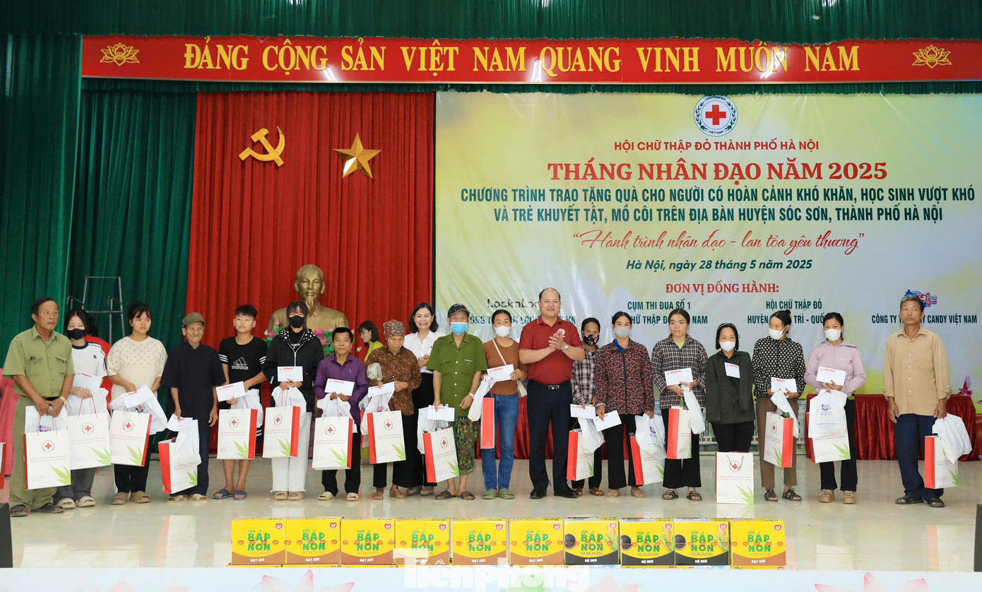 Những phần quà từ đồ dùng thiết yếu đến hỗ trợ tiền mặt là nguồn động viên kịp thời giúp các gia đình giảm gánh nặng chi phí sinh hoạt, ổn định cuộc sống trước mắt và tạo nền tảng vươn lên lâu dài. Những phần quà từ đồ dùng thiết yếu đến hỗ trợ tiền mặt là nguồn động viên kịp thời giúp các gia đình giảm gánh nặng chi phí sinh hoạt, ổn định cuộc sống trước mắt và tạo nền tảng vươn lên lâu dài.