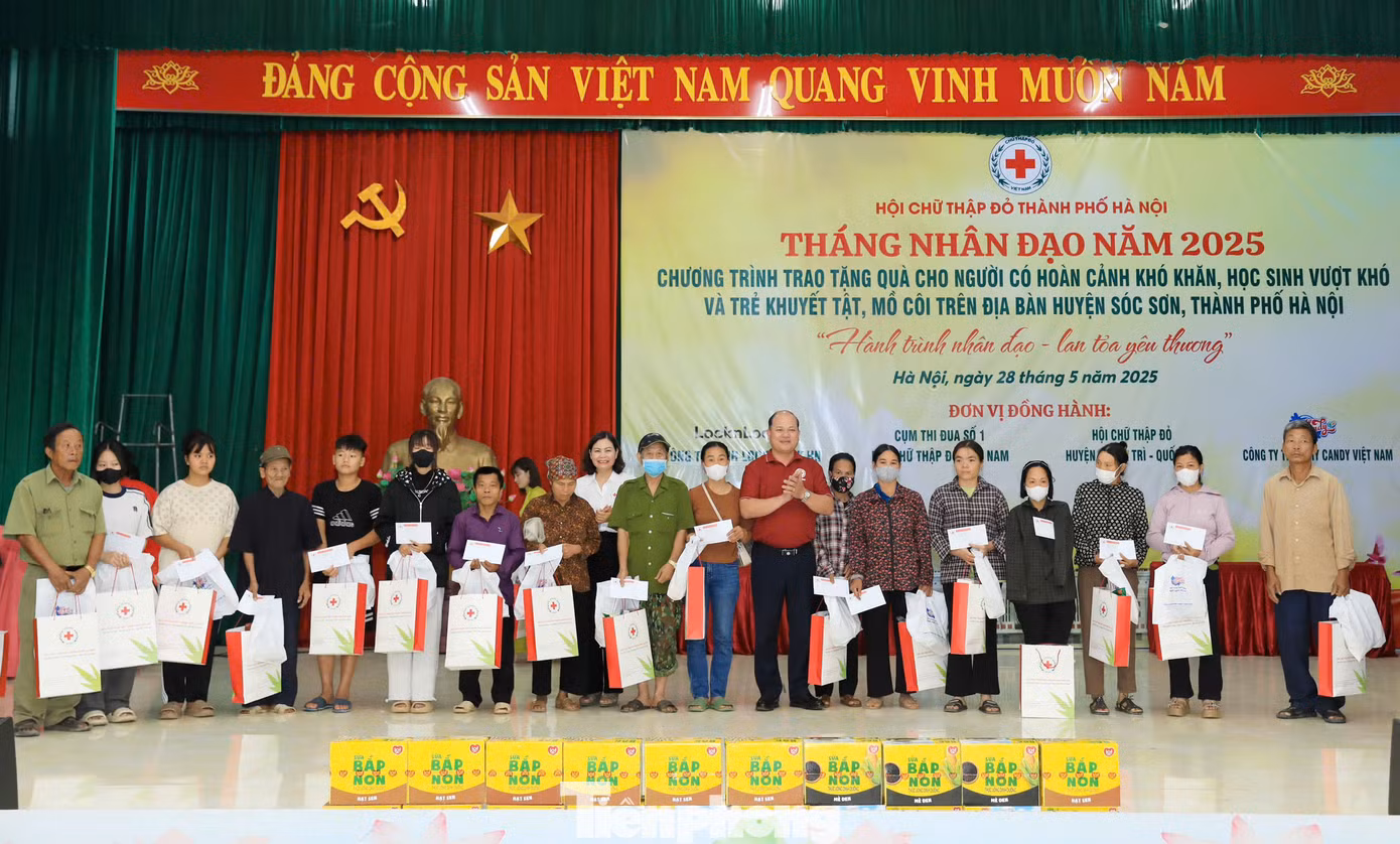 Những phần quà từ đồ dùng thiết yếu đến hỗ trợ tiền mặt là nguồn động viên kịp thời giúp các gia đình giảm gánh nặng chi phí sinh hoạt, ổn định cuộc sống trước mắt và tạo nền tảng vươn lên lâu dài.