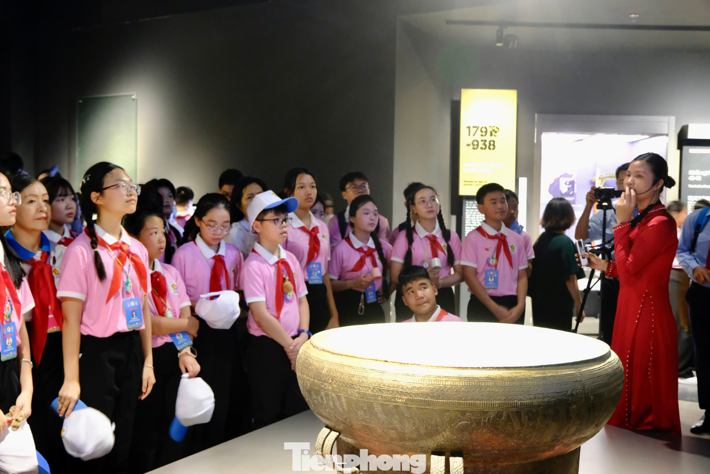 Tại bảo tàng, các em được chiêm ngưỡng nhiều hiện vật lịch sử, vũ khí, chiến lợi phẩm từ các cuộc kháng chiến trường kỳ của dân tộc. Những hình ảnh, câu chuyện về các anh hùng liệt sĩ, các chiến công oanh liệt của quân và dân Việt Nam qua các thời kỳ lịch sử đã để lại trong lòng các em những ấn tượng sâu sắc và tình yêu nước nồng nàn. Ảnh: Châu Linh Tại bảo tàng, các em được chiêm ngưỡng nhiều hiện vật lịch sử, vũ khí, chiến lợi phẩm từ các cuộc kháng chiến trường kỳ của dân tộc. Những hình ảnh, câu chuyện về các anh hùng liệt sĩ, các chiến công oanh liệt của quân và dân Việt Nam qua các thời kỳ lịch sử đã để lại trong lòng các em những ấn tượng sâu sắc và tình yêu nước nồng nàn. Ảnh: Châu Linh