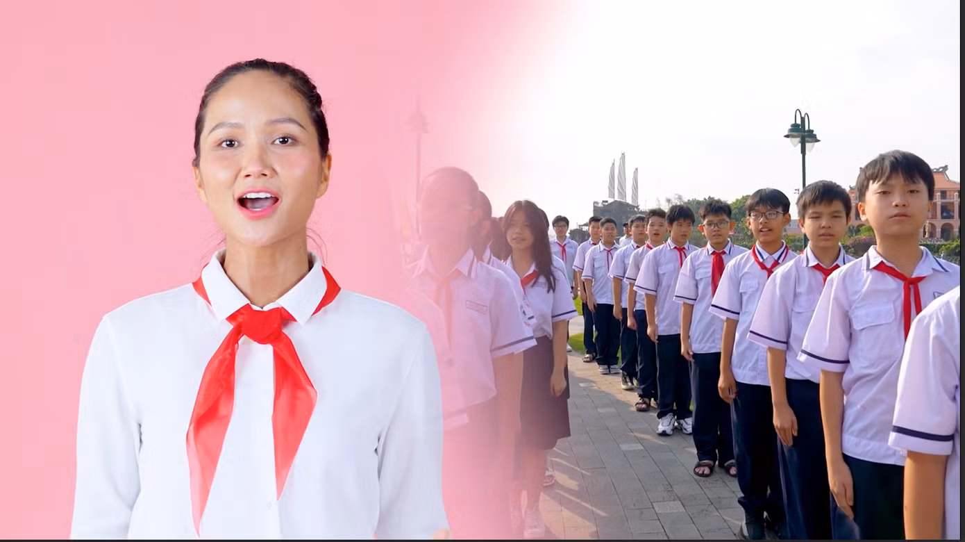 MV có sự tham gia của hơn 50 nghệ sĩ cùng các em thiếu nhi đến từ mọi miền Tổ quốc. MV có sự tham gia của hơn 50 nghệ sĩ cùng các em thiếu nhi đến từ mọi miền Tổ quốc.