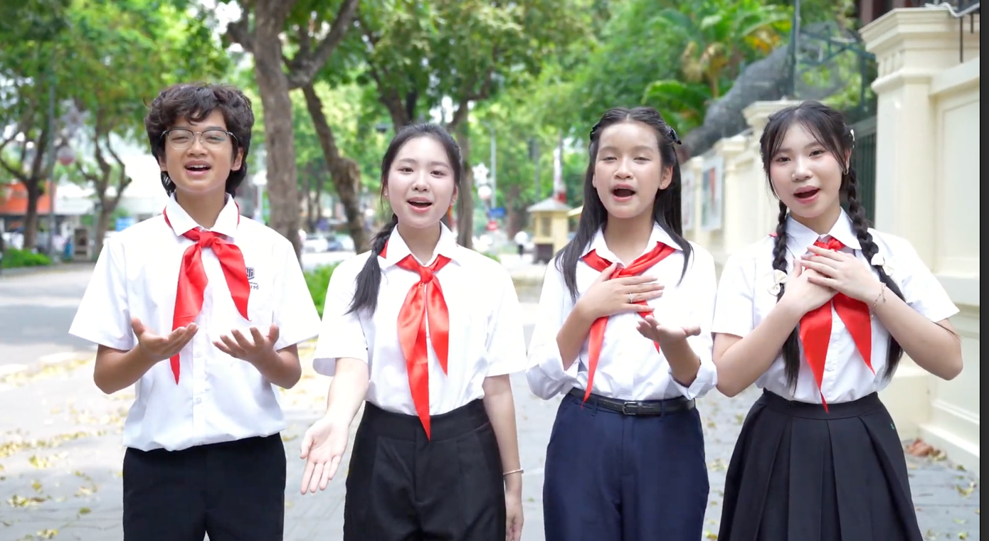 MV có sự tham gia của hơn 50 nghệ sĩ cùng các em thiếu nhi đến từ mọi miền Tổ quốc. MV có sự tham gia của hơn 50 nghệ sĩ cùng các em thiếu nhi đến từ mọi miền Tổ quốc.