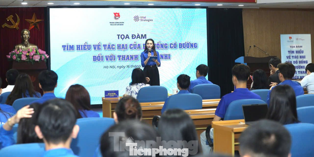 Các diễn giả chia sẻ tại tọa đàm.