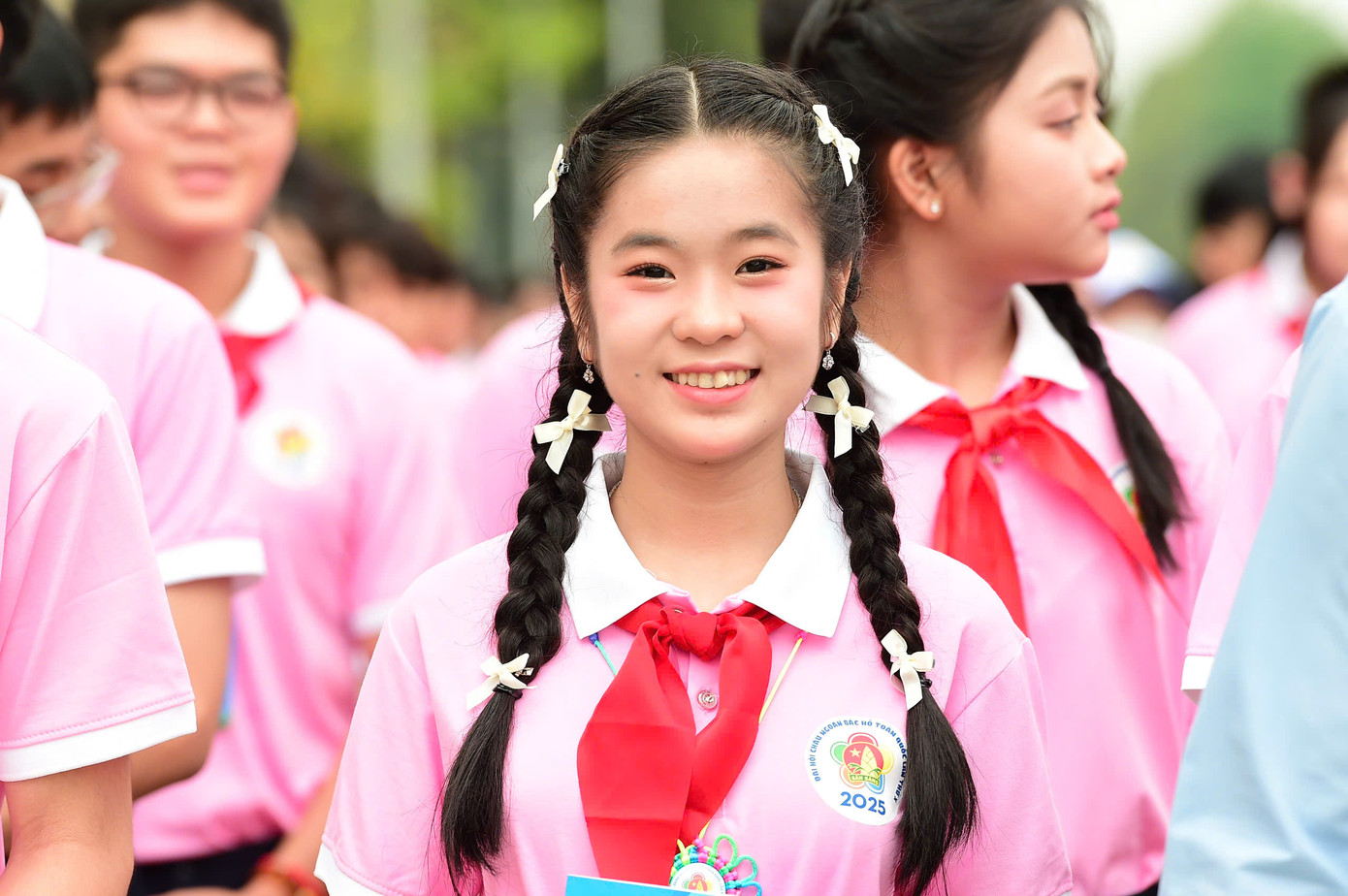 Chân dung "nhà sử học nhỏ tuổi" Nguyễn Hoàng Tuyết Trân. Chân dung "nhà sử học nhỏ tuổi" Nguyễn Hoàng Tuyết Trân.