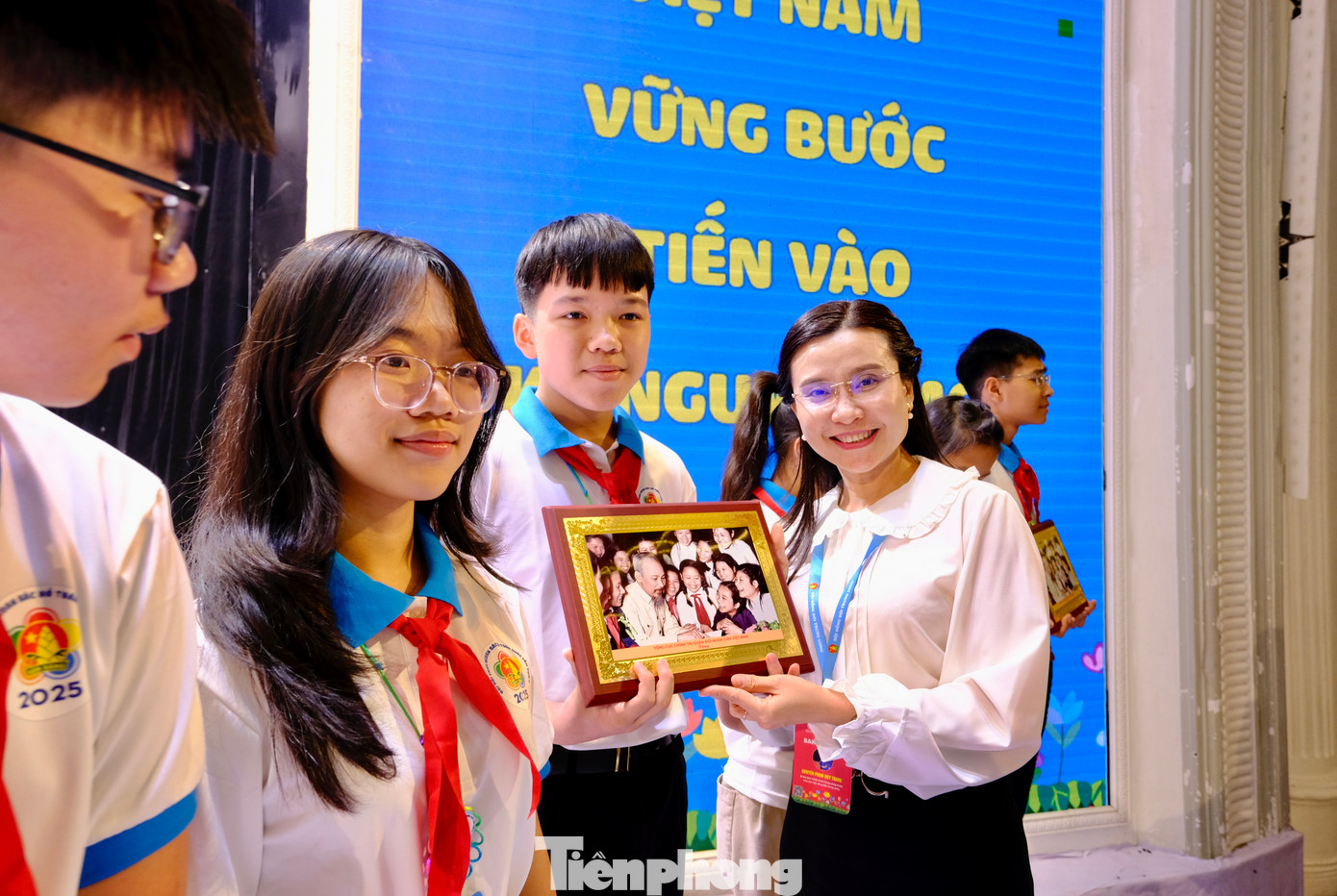 Chị Nguyễn Phạm Duy Trang - Bí thư T.Ư Đoàn, Chủ tịch Hội đồng Đội T.Ư gặp mặt thân mật và trao quà cho đại diện các đoàn đại biểu thiếu nhi tham dự Đại hội. Ảnh: Châu Linh Chị Nguyễn Phạm Duy Trang - Bí thư T.Ư Đoàn, Chủ tịch Hội đồng Đội T.Ư gặp mặt thân mật và trao quà cho đại diện các đoàn đại biểu thiếu nhi tham dự Đại hội. Ảnh: Châu Linh