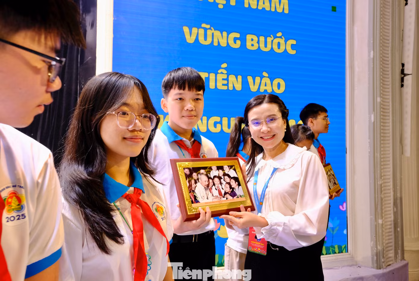 Chị Nguyễn Phạm Duy Trang - Bí thư T.Ư Đoàn, Chủ tịch Hội đồng Đội T.Ư gặp mặt thân mật và trao quà cho đại diện các đoàn đại biểu thiếu nhi tham dự Đại hội. Ảnh: Châu Linh Chị Nguyễn Phạm Duy Trang - Bí thư T.Ư Đoàn, Chủ tịch Hội đồng Đội T.Ư gặp mặt thân mật và trao quà cho đại diện các đoàn đại biểu thiếu nhi tham dự Đại hội. Ảnh: Châu Linh