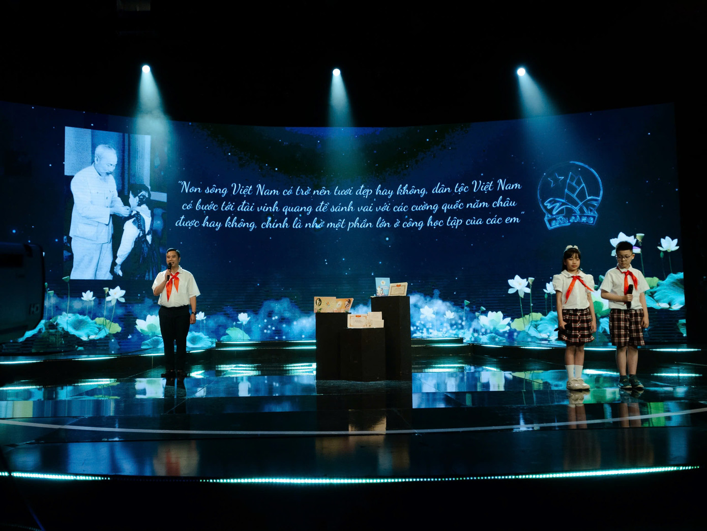 Lời dạy của Chủ tịch Hồ Chí Minh trích trong “Thư gửi học sinh nhân ngày khai trường đầu tiên của nước Việt Nam Dân chủ Cộng hòa” ngày 15-9-1945 được tái hiện lại trên sân khấu.