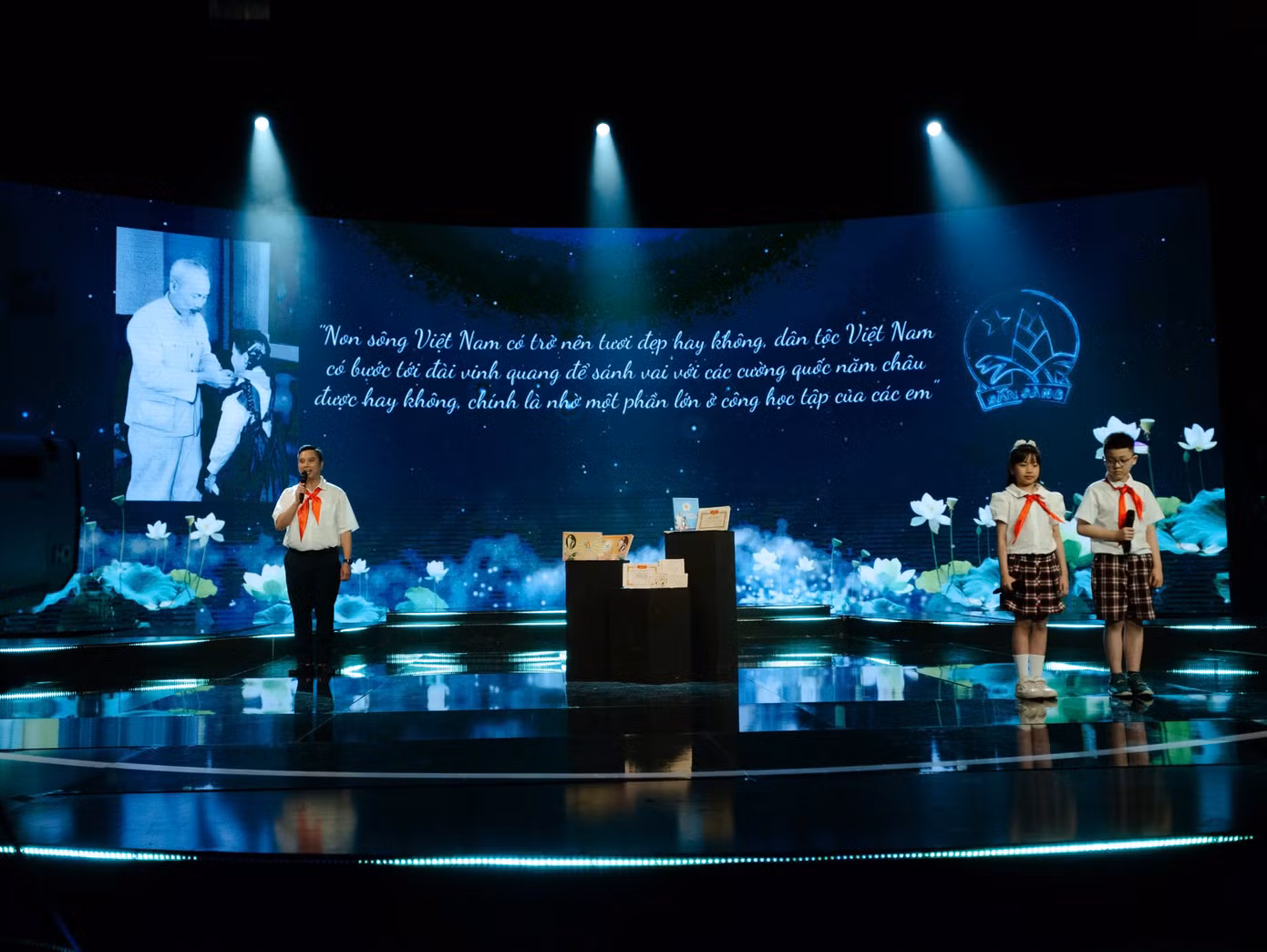 Lời dạy của Chủ tịch Hồ Chí Minh trích trong “Thư gửi học sinh nhân ngày khai trường đầu tiên của nước Việt Nam Dân chủ Cộng hòa” ngày 15-9-1945 được tái hiện lại trên sân khấu. Lời dạy của Chủ tịch Hồ Chí Minh trích trong “Thư gửi học sinh nhân ngày khai trường đầu tiên của nước Việt Nam Dân chủ Cộng hòa” ngày 15-9-1945 được tái hiện lại trên sân khấu.