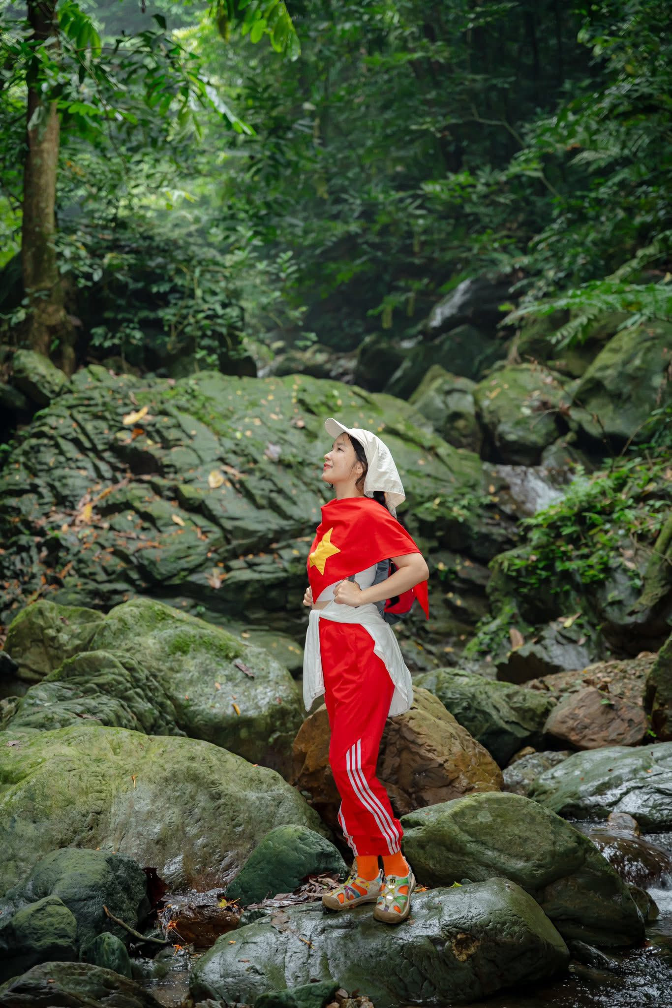 Không ồn ào như phố thị, không náo nhiệt ở những địa điểm du lịch nổi tiếng, thiên nhiên mang lại một không gian tĩnh lặng hiếm hoi. Vì vậy, nhiều bạn trẻ ngày nay có xu hướng lựa chọn tìm về thiên nhiên để thật sự tạm dừng nhịp sống deadline và quay về với những cảm xúc chân thật nhất. Ảnh: Nguyễn Linh Chi