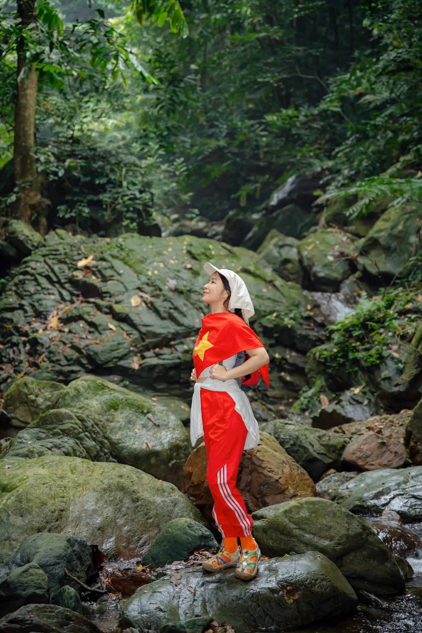 Không ồn ào như phố thị, không náo nhiệt ở những địa điểm du lịch nổi tiếng, thiên nhiên mang lại một không gian tĩnh lặng hiếm hoi. Vì vậy, nhiều bạn trẻ ngày nay có xu hướng lựa chọn tìm về thiên nhiên để thật sự tạm dừng nhịp sống deadline và quay về với những cảm xúc chân thật nhất. Ảnh: Nguyễn Linh Chi