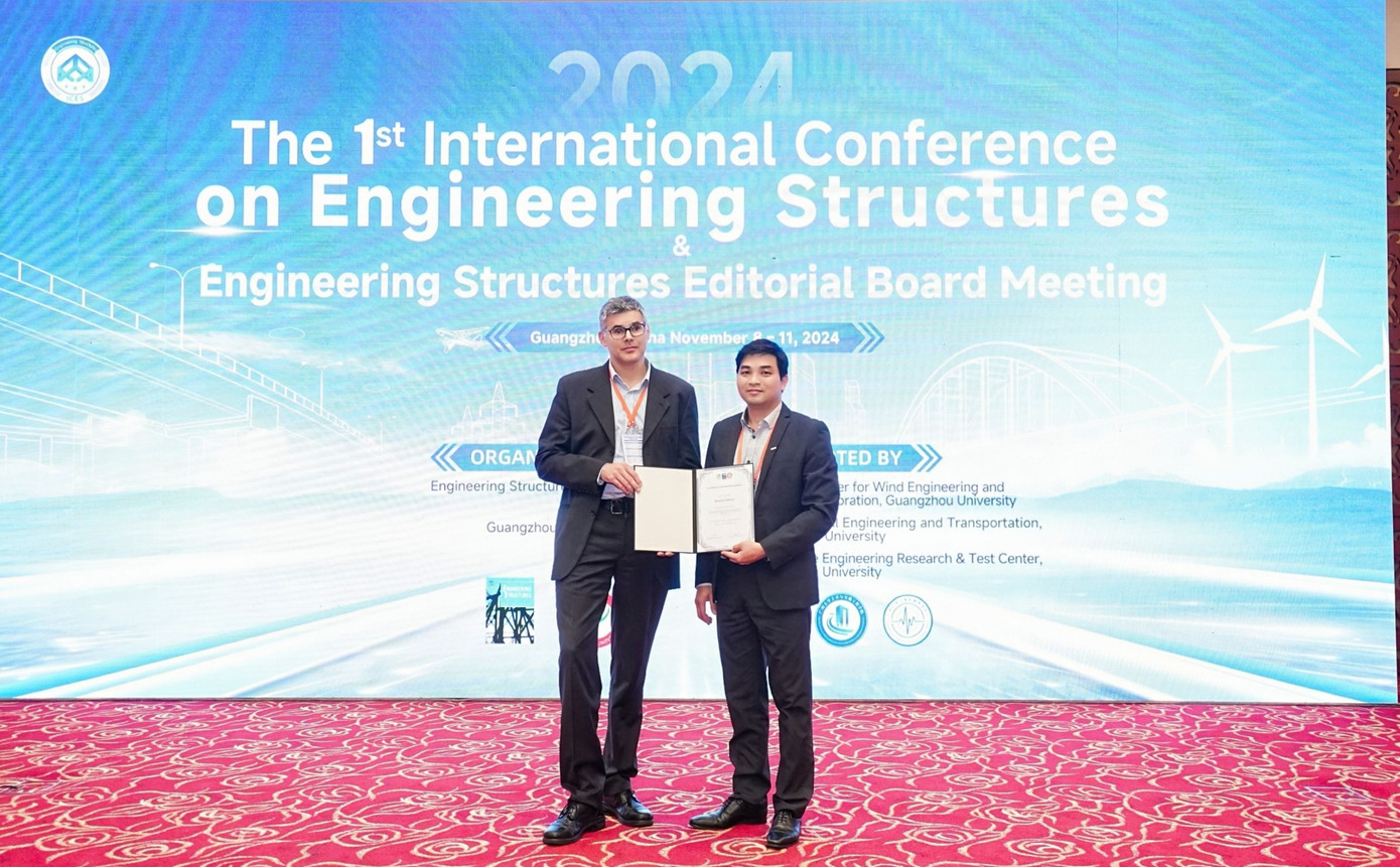 PGS.TS. Thông (phải) tích cực tham gia các hội thảo khoa học quốc tế.