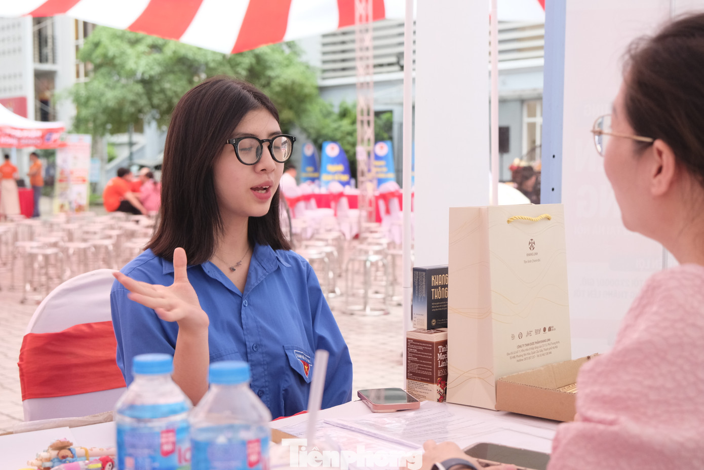 Chị Nguyễn Kim - đại diện tuyển dụng nhân sự của Công ty TNHH Dược phẩm Khang Linh đang giới thiệu việc làm cho sinh viên. Ảnh: C.Linh Chị Nguyễn Kim - đại diện tuyển dụng nhân sự của Công ty TNHH Dược phẩm Khang Linh đang giới thiệu việc làm cho sinh viên. Ảnh: C.Linh