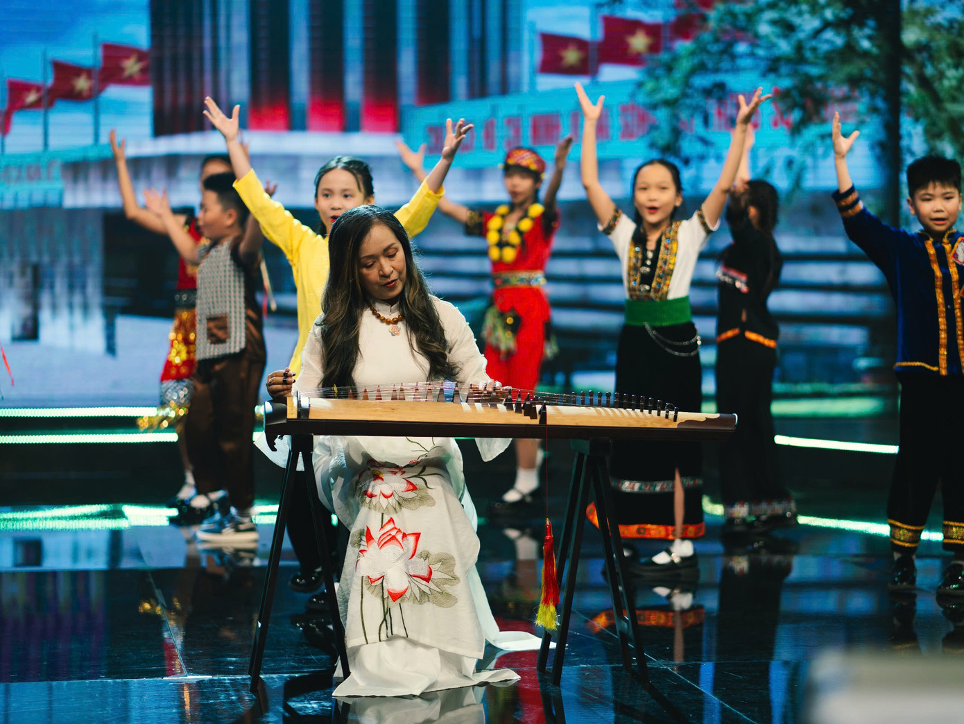 Tại chương trình &quot;Khăn quàng thắm vai em&quot;, NSƯT Hải Phượng đã xuất hiện với tư cách đại biểu của Đại hội Cháu ngoan Bác Hồ các thế hệ đầu, mang theo những ký ức sống động về không khí Đại hội. Danh hiệu &quot;Cháu ngoan Bác Hồ&quot; đã gieo vào NSƯT Hải Phượng tinh thần trách nhiệm, sự tự giác và ý chí phấn đấu từ nhỏ, trở thành hành trang tinh thần quý giá trong suốt hành trình nghệ thuật của nghệ sĩ.