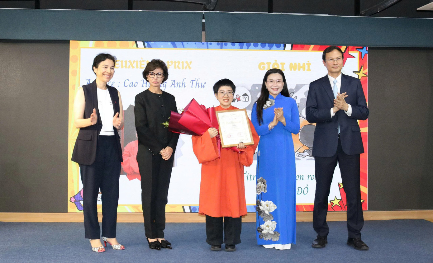 Tại buổi lễ, Ban Tổ chức đã vinh danh 5 tác giả tiêu biểu cùng 4 tác phẩm xuất sắc nhất, ghi nhận những đóng góp nổi bật và giá trị sáng tạo trong từng tác phẩm. Tại buổi lễ, Ban Tổ chức đã vinh danh 5 tác giả tiêu biểu cùng 4 tác phẩm xuất sắc nhất, ghi nhận những đóng góp nổi bật và giá trị sáng tạo trong từng tác phẩm.