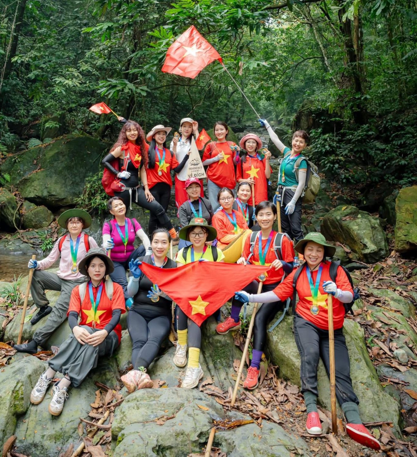 Mặc áo cờ đỏ sao vàng và cầm cờ Tổ quốc trong quá trình đi bộ xuyên rừng cũng là cách thể hiện tình yêu nước của bạn trẻ những ngày này. Ảnh: Nguyễn Linh Chi