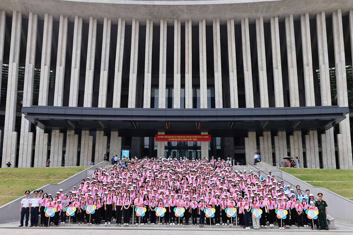 500 đại biểu thiếu nhi chụp ảnh lưu niệm tại Bảo tàng Lịch sử Quân sự Việt Nam. 500 đại biểu thiếu nhi chụp ảnh lưu niệm tại Bảo tàng Lịch sử Quân sự Việt Nam.
