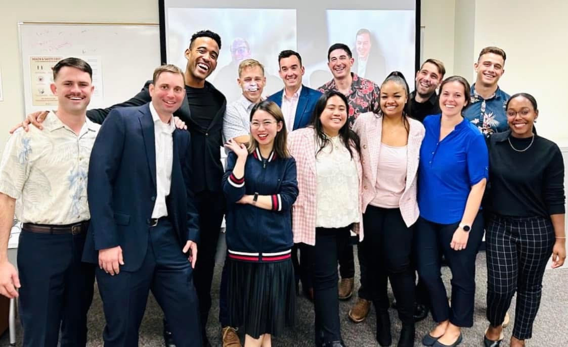 Chị Hoàng Hà Thu cùng học viên quốc tế.