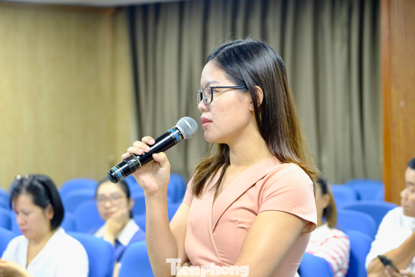 Các nhà báo, phóng viên đặt câu hỏi tại chương trình. Các nhà báo, phóng viên đặt câu hỏi tại chương trình.