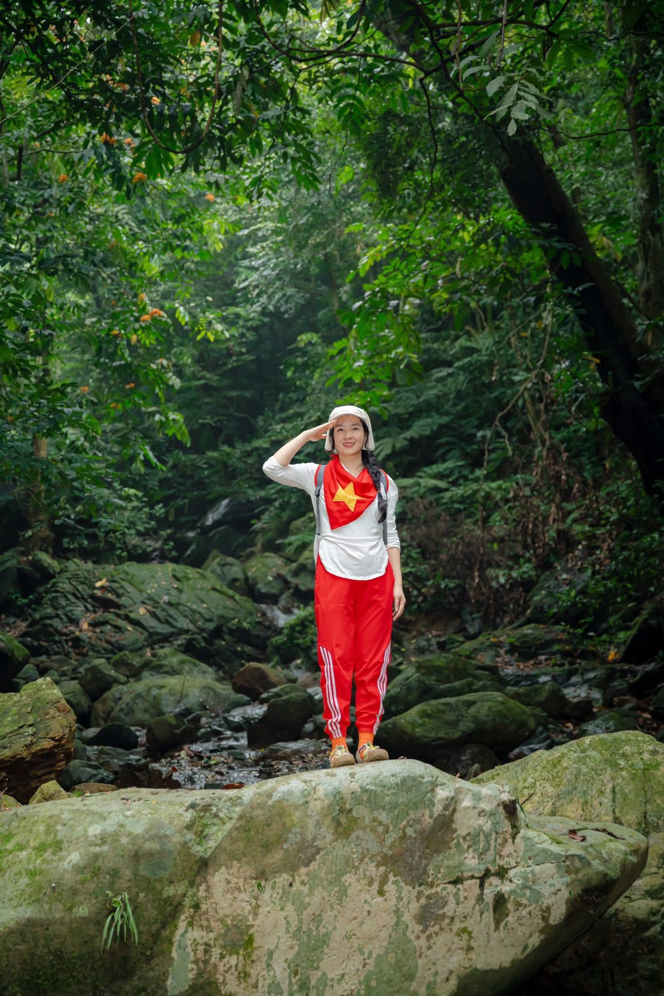 Không ồn ào như phố thị, không náo nhiệt ở những địa điểm du lịch nổi tiếng, thiên nhiên mang lại một không gian tĩnh lặng hiếm hoi. Vì vậy, nhiều bạn trẻ ngày nay có xu hướng lựa chọn tìm về thiên nhiên để thật sự tạm dừng nhịp sống deadline và quay về với những cảm xúc chân thật nhất. Ảnh: Nguyễn Linh Chi