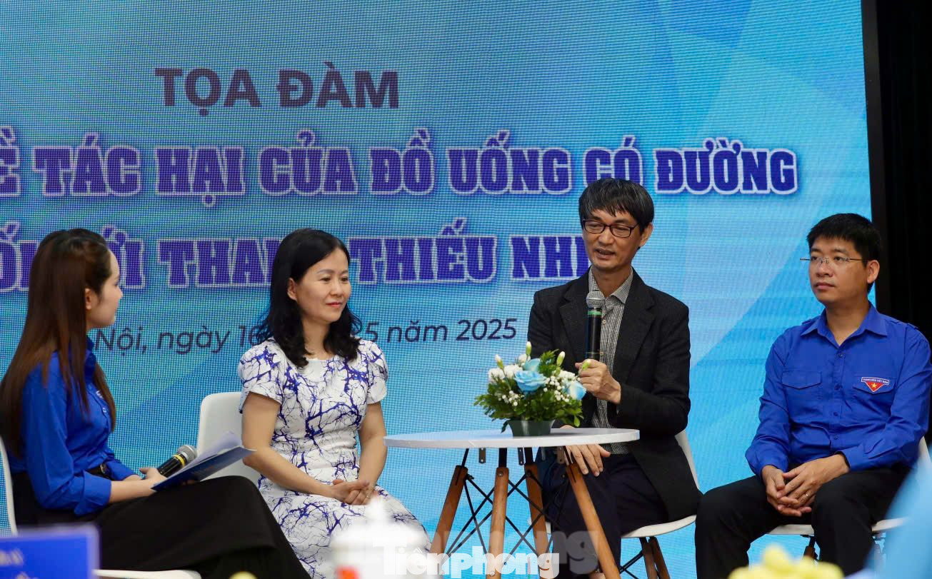 Các diễn giả chia sẻ tại tọa đàm.