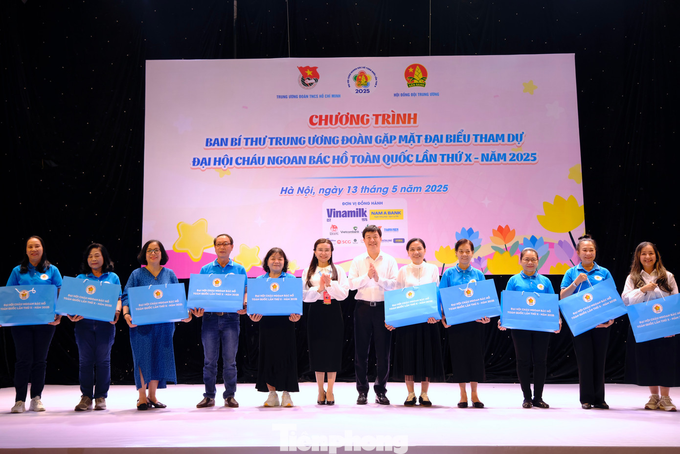 Chị Nguyễn Phạm Duy Trang - Bí thư T.Ư Đoàn, Chủ tịch Hội đồng Đội T.Ư trao quà cho các nguyên đại biểu Đại hội Cháu ngoan Bác Hồ các thời kỳ. Chị Nguyễn Phạm Duy Trang - Bí thư T.Ư Đoàn, Chủ tịch Hội đồng Đội T.Ư trao quà cho các nguyên đại biểu Đại hội Cháu ngoan Bác Hồ các thời kỳ.