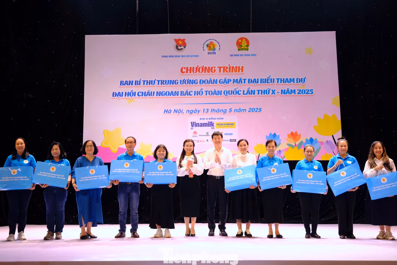Chị Nguyễn Phạm Duy Trang - Bí thư T.Ư Đoàn, Chủ tịch Hội đồng Đội T.Ư trao quà cho các nguyên đại biểu Đại hội Cháu ngoan Bác Hồ các thời kỳ. Chị Nguyễn Phạm Duy Trang - Bí thư T.Ư Đoàn, Chủ tịch Hội đồng Đội T.Ư trao quà cho các nguyên đại biểu Đại hội Cháu ngoan Bác Hồ các thời kỳ.