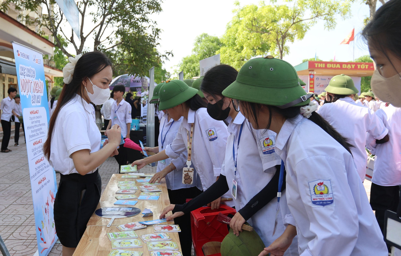 Nhiều học sinh tham gia chương trình Tiếp sức tinh thần “Vững tâm lý - Vượt mùa thi” tại tỉnh Hà Tĩnh. Nhiều học sinh tham gia chương trình Tiếp sức tinh thần “Vững tâm lý - Vượt mùa thi” tại tỉnh Hà Tĩnh.