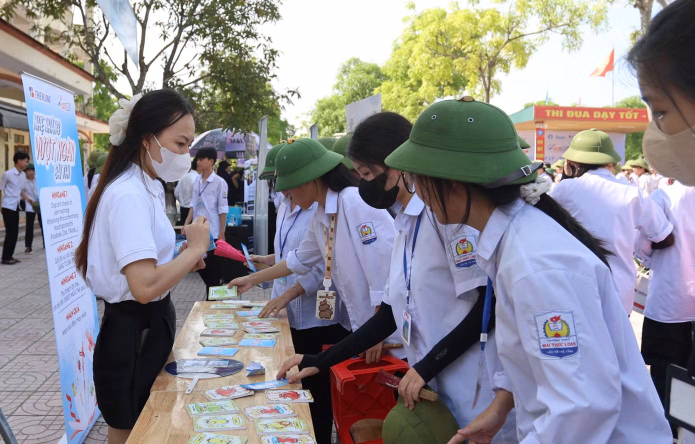 Nhiều học sinh tham gia chương trình Tiếp sức tinh thần “Vững tâm lý - Vượt mùa thi” tại tỉnh Hà Tĩnh. Nhiều học sinh tham gia chương trình Tiếp sức tinh thần “Vững tâm lý - Vượt mùa thi” tại tỉnh Hà Tĩnh.