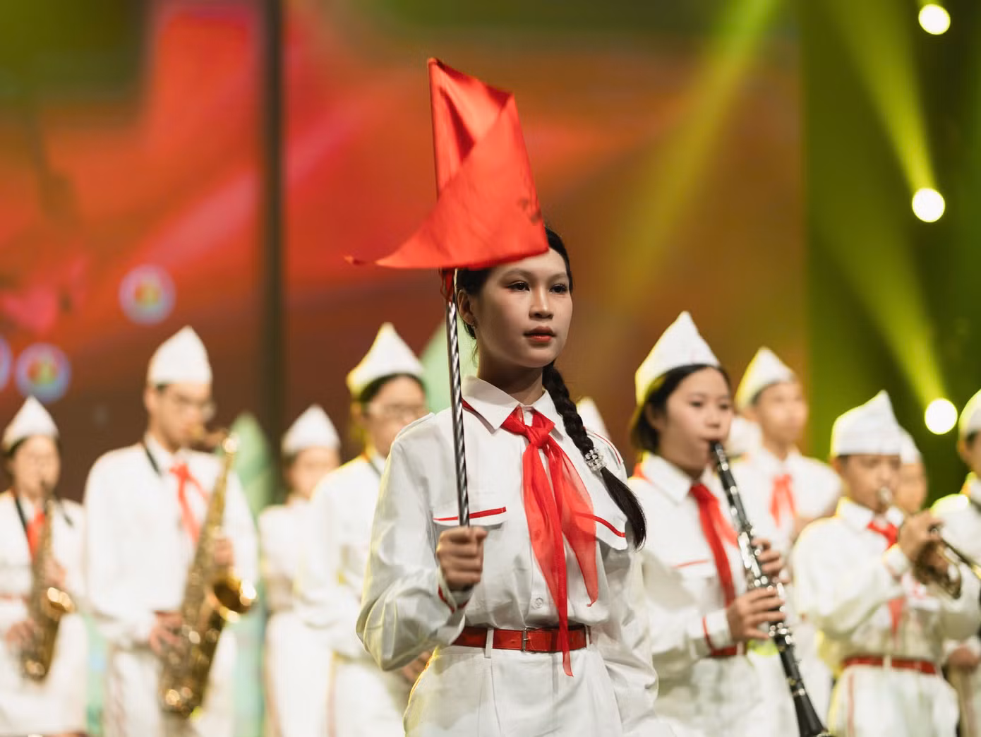 Các tiết mục văn nghệ đặc sắc đưa khán giả trở về với những giai điệu trong trẻo của một thời tuổi thơ. Các tiết mục văn nghệ đặc sắc đưa khán giả trở về với những giai điệu trong trẻo của một thời tuổi thơ.