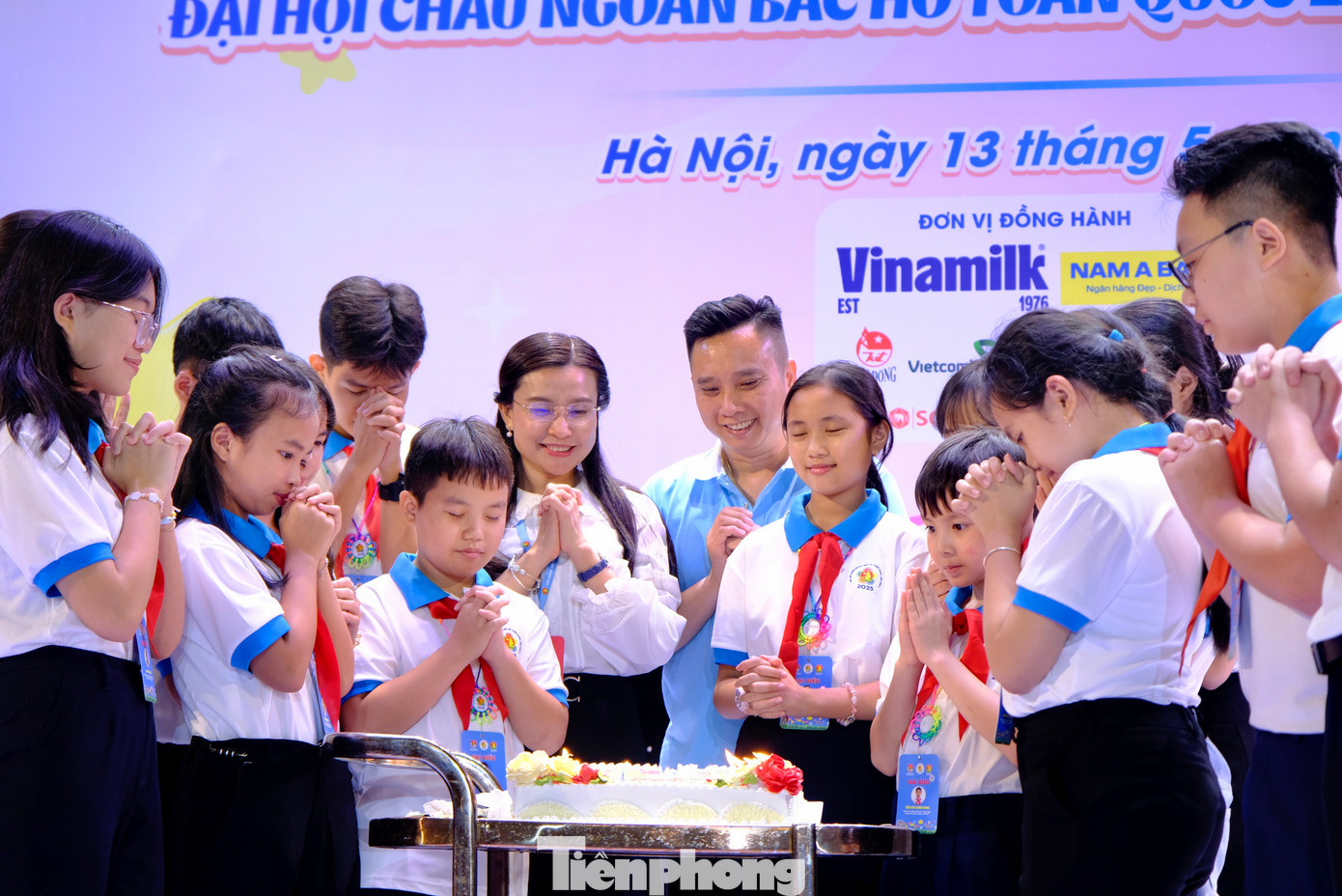 Chị Nguyễn Phạm Duy Trang - Bí thư T.Ư Đoàn, Chủ tịch Hội đồng Đội T.Ư cùng các đại biểu thiếu nhi thổi nến, chúc mừng sinh nhật 84 năm Ngày thành lập Đội TNTP Hồ Chí Minh. Chị Nguyễn Phạm Duy Trang - Bí thư T.Ư Đoàn, Chủ tịch Hội đồng Đội T.Ư cùng các đại biểu thiếu nhi thổi nến, chúc mừng sinh nhật 84 năm Ngày thành lập Đội TNTP Hồ Chí Minh.