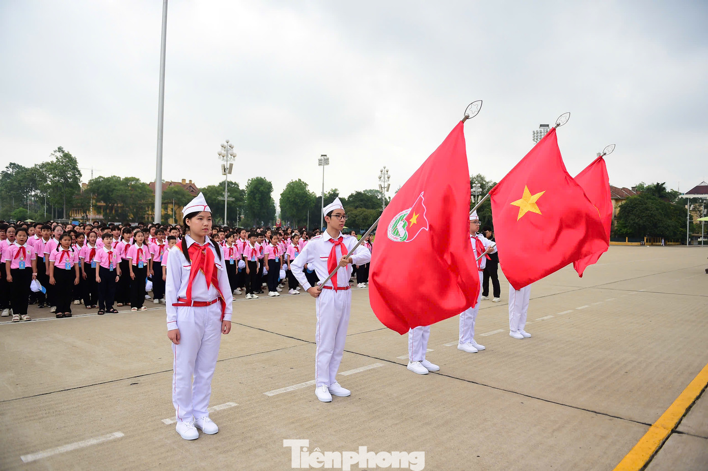 Chị Nguyễn Phạm Duy Trang cùng lãnh đạo Ban Công tác thiếu nhi T.Ư Đoàn và các đại biểu Cháu ngoan Bác Hồ thực hiện nghi thức chào cờ. Chị Nguyễn Phạm Duy Trang cùng lãnh đạo Ban Công tác thiếu nhi T.Ư Đoàn và các đại biểu Cháu ngoan Bác Hồ thực hiện nghi thức chào cờ.