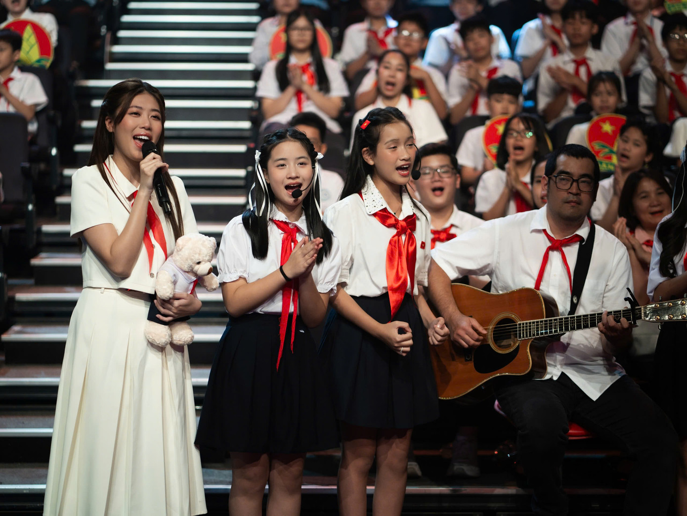 Các tiết mục văn nghệ đặc sắc đưa khán giả trở về với những giai điệu trong trẻo của một thời tuổi thơ.