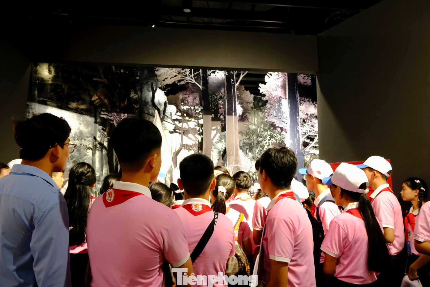 Chuyến tham quan đã mang đến cho các em thiếu nhi nhiều bài học quý giá về lòng yêu nước, tinh thần đoàn kết, sự kiên cường và hy sinh của cha ông trong công cuộc bảo vệ Tổ quốc. Đây cũng là dịp để các em hiểu thêm về trách nhiệm của thế hệ trẻ hôm nay trong việc gìn giữ và phát huy những giá trị lịch sử, văn hóa của dân tộc. Chuyến tham quan đã mang đến cho các em thiếu nhi nhiều bài học quý giá về lòng yêu nước, tinh thần đoàn kết, sự kiên cường và hy sinh của cha ông trong công cuộc bảo vệ Tổ quốc. Đây cũng là dịp để các em hiểu thêm về trách nhiệm của thế hệ trẻ hôm nay trong việc gìn giữ và phát huy những giá trị lịch sử, văn hóa của dân tộc.