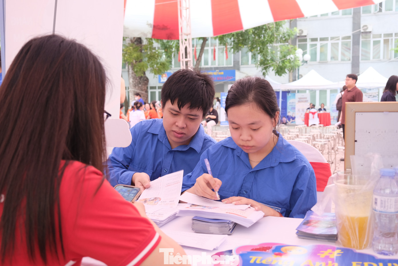 Sinh viên tìm hiểu việc làm tại Ngày hội. Sinh viên tìm hiểu việc làm tại Ngày hội.