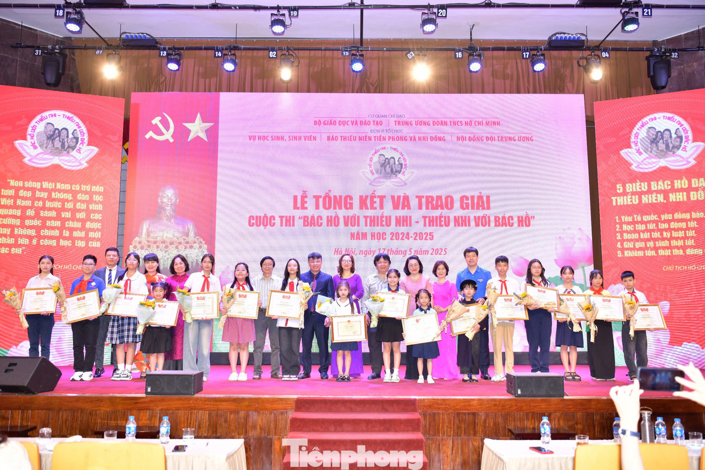 Ban Tổ chức trao giải cho các tập thể, cá nhân của cuộc thi &quot;Bác Hồ với thiếu nhi - Thiếu nhi với Bác Hồ&quot;.
