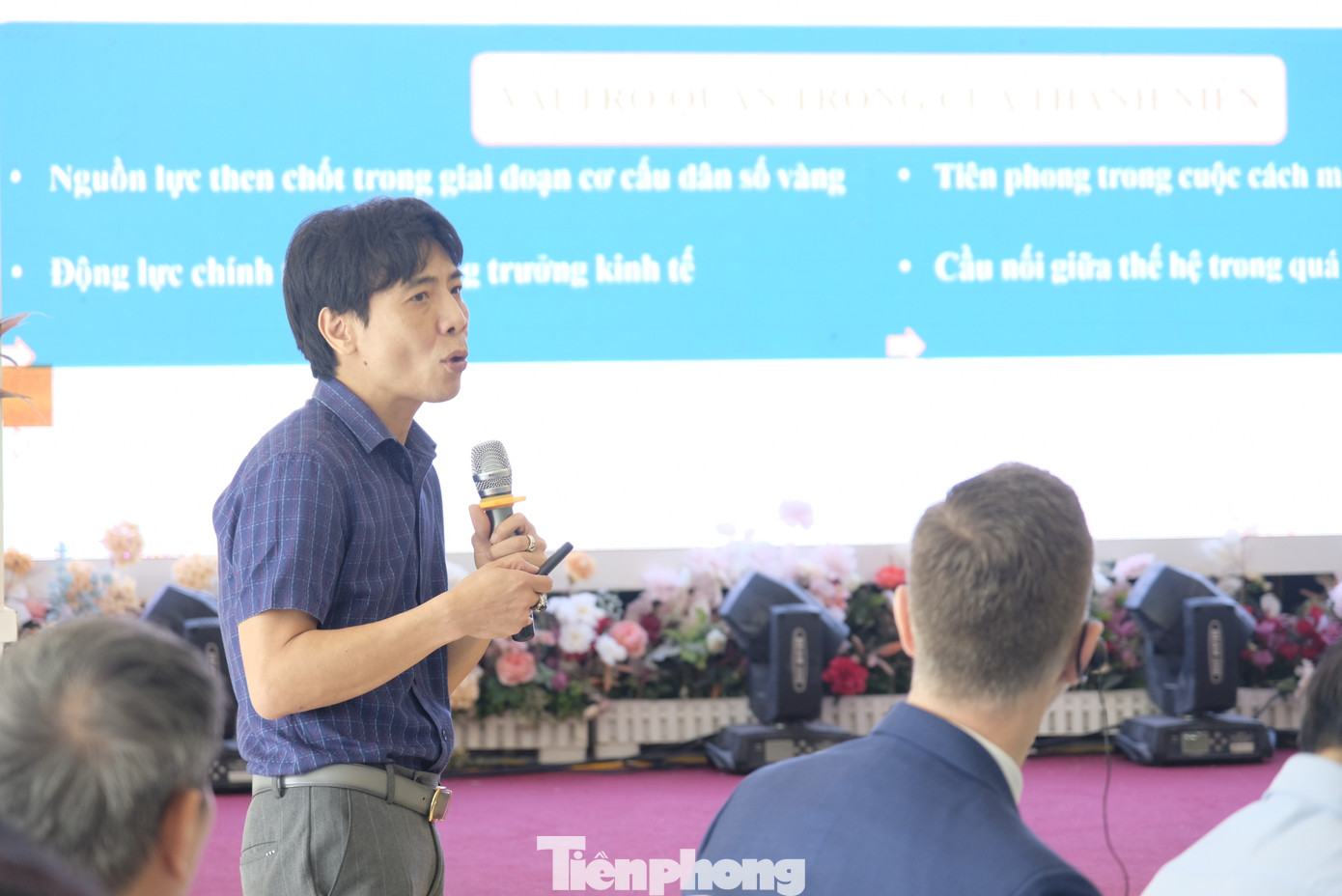 TS. Đặng Vũ Cảnh Linh - Viện trưởng Viện Nghiên cứu Thanh niên chia sẻ tại diễn đàn.