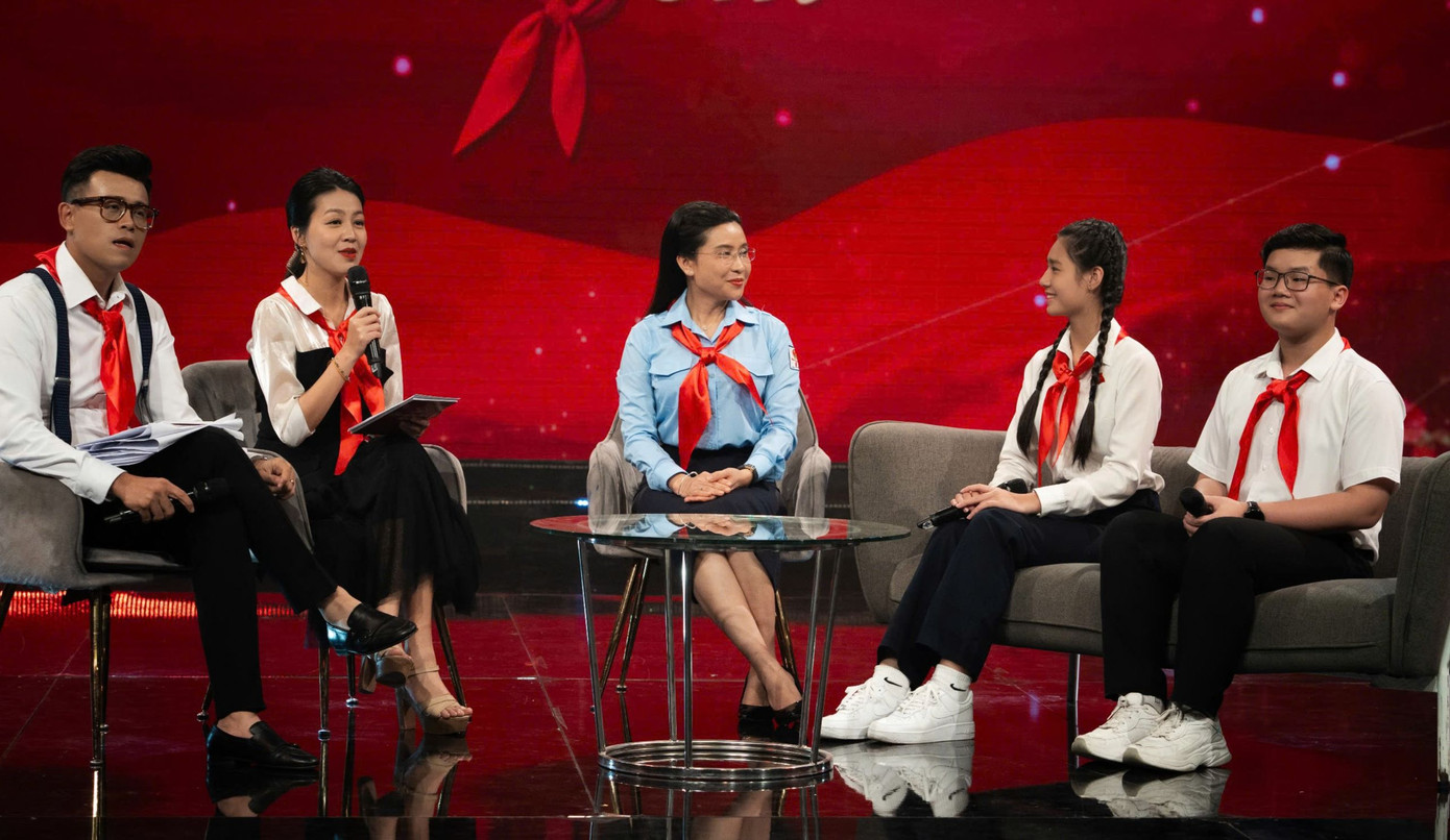 Chị Nguyễn Phạm Duy Trang - Bí thư T.Ư Đoàn, Chủ tịch Hội đồng Đội Trung ương và hai đội viên tiêu biểu Lê Quang Vinh và Nguyễn Ngọc Tuyết Anh giao lưu tại chương trình.