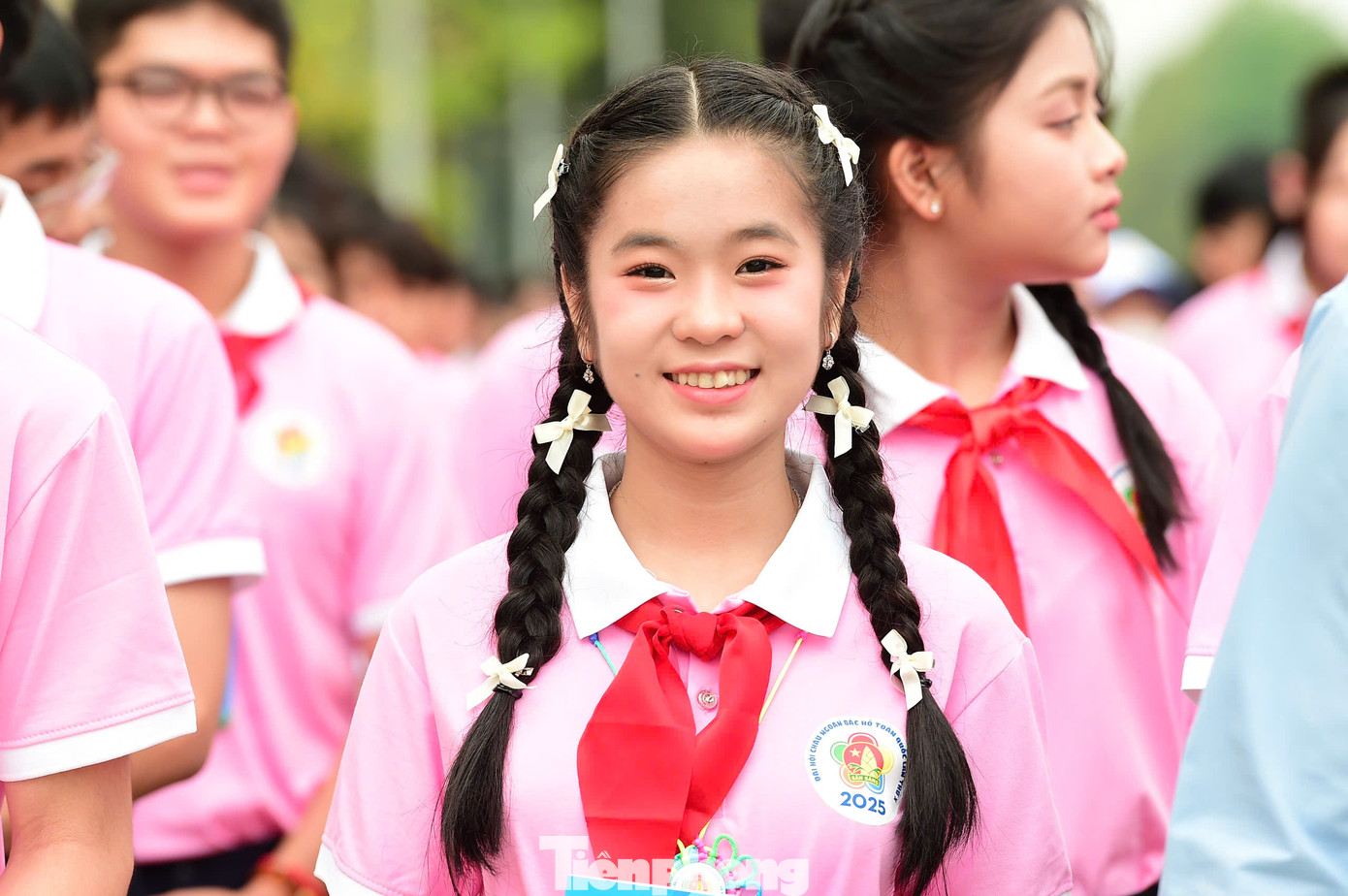 Chân dung "nhà sử học nhỏ tuổi" Nguyễn Hoàng Tuyết Trân. Chân dung "nhà sử học nhỏ tuổi" Nguyễn Hoàng Tuyết Trân.