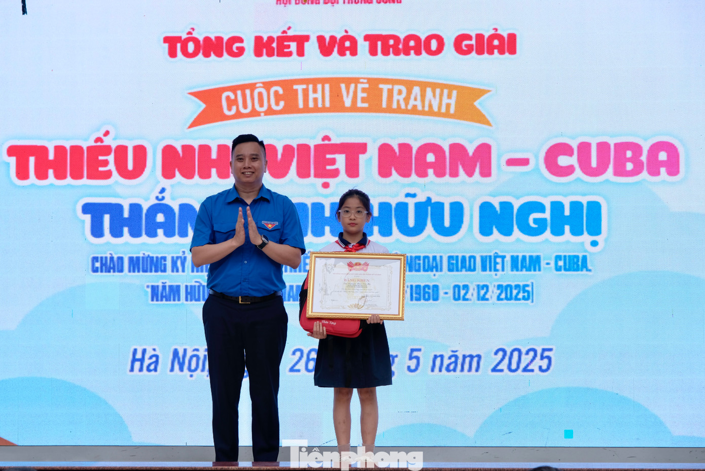 Ban Tổ chức trao Bằng khen và giấy chứng nhận cho các tác giả nhí. Ảnh: Châu Linh Ban Tổ chức trao Bằng khen và giấy chứng nhận cho các tác giả nhí. Ảnh: Châu Linh