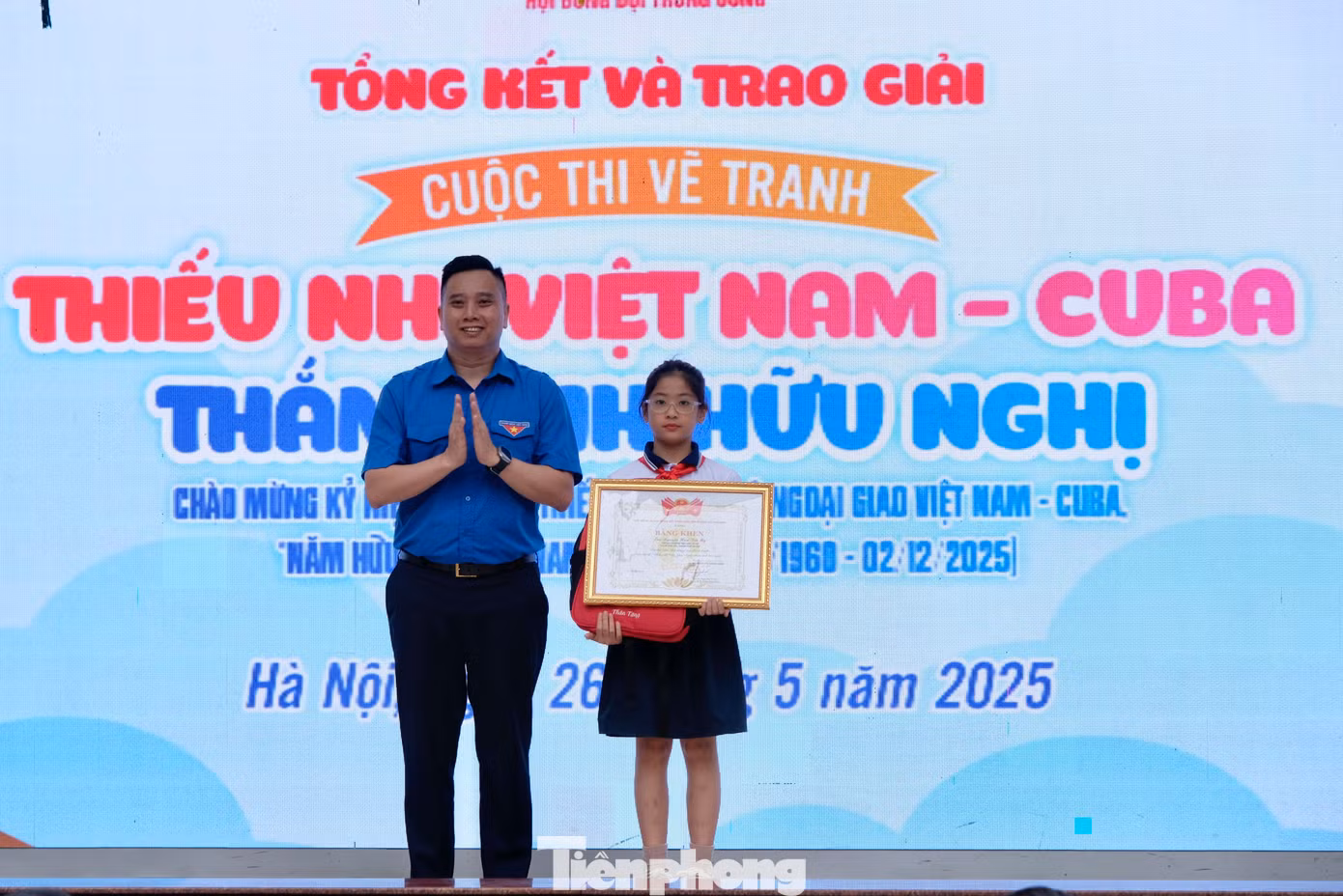 Ban Tổ chức trao Bằng khen và giấy chứng nhận cho các tác giả nhí. Ảnh: Châu Linh