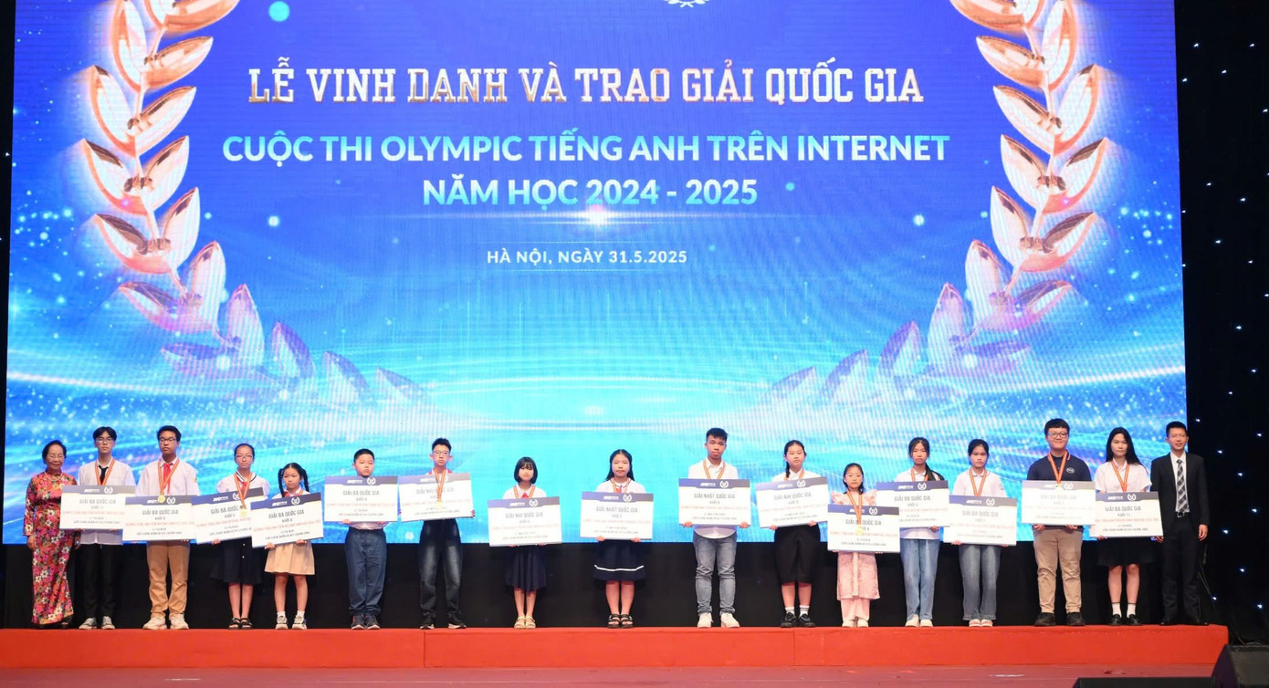 Ban Tổ chức trao giải cho các thí sinh tại chương trình.