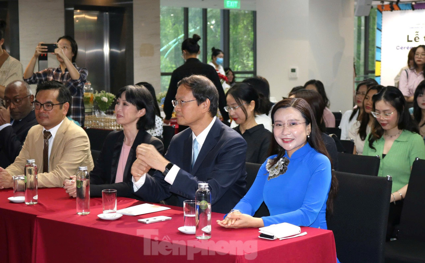 Chị Nguyễn Phạm Duy Trang - Bí thư Trung ương Đoàn, Chủ tịch Hội đồng Đội Trung ương tham dự chương trình. Chị Nguyễn Phạm Duy Trang - Bí thư Trung ương Đoàn, Chủ tịch Hội đồng Đội Trung ương tham dự chương trình.