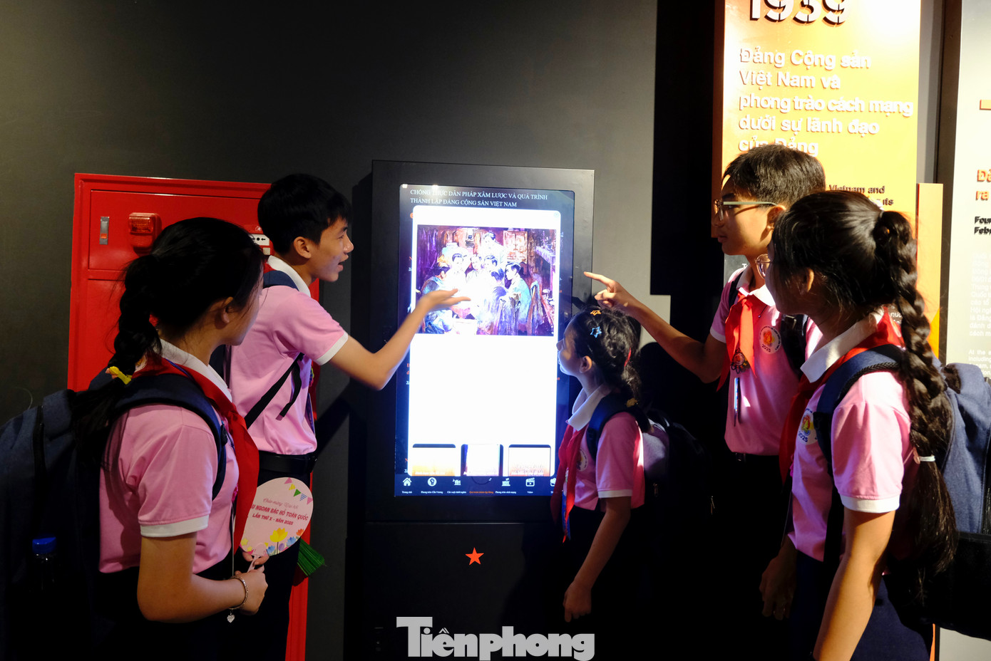 Chuyến tham quan đã mang đến cho các em thiếu nhi nhiều bài học quý giá về lòng yêu nước, tinh thần đoàn kết, sự kiên cường và hy sinh của cha ông trong công cuộc bảo vệ Tổ quốc. Đây cũng là dịp để các em hiểu thêm về trách nhiệm của thế hệ trẻ hôm nay trong việc gìn giữ và phát huy những giá trị lịch sử, văn hóa của dân tộc. Chuyến tham quan đã mang đến cho các em thiếu nhi nhiều bài học quý giá về lòng yêu nước, tinh thần đoàn kết, sự kiên cường và hy sinh của cha ông trong công cuộc bảo vệ Tổ quốc. Đây cũng là dịp để các em hiểu thêm về trách nhiệm của thế hệ trẻ hôm nay trong việc gìn giữ và phát huy những giá trị lịch sử, văn hóa của dân tộc.