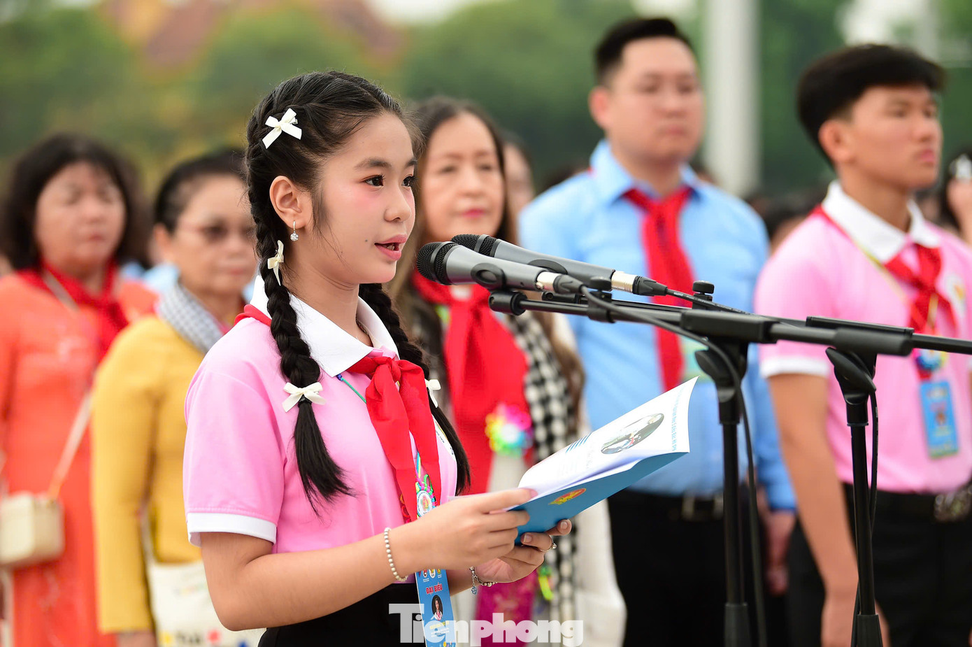 Em Nguyễn Hoàng Tuyết Trân - Liên đội trưởng Trường THCS Đông Hòa, thành phố Dĩ An, tỉnh Bình Dương đại diện báo công với Bác. Em Nguyễn Hoàng Tuyết Trân - Liên đội trưởng Trường THCS Đông Hòa, thành phố Dĩ An, tỉnh Bình Dương đại diện báo công với Bác.