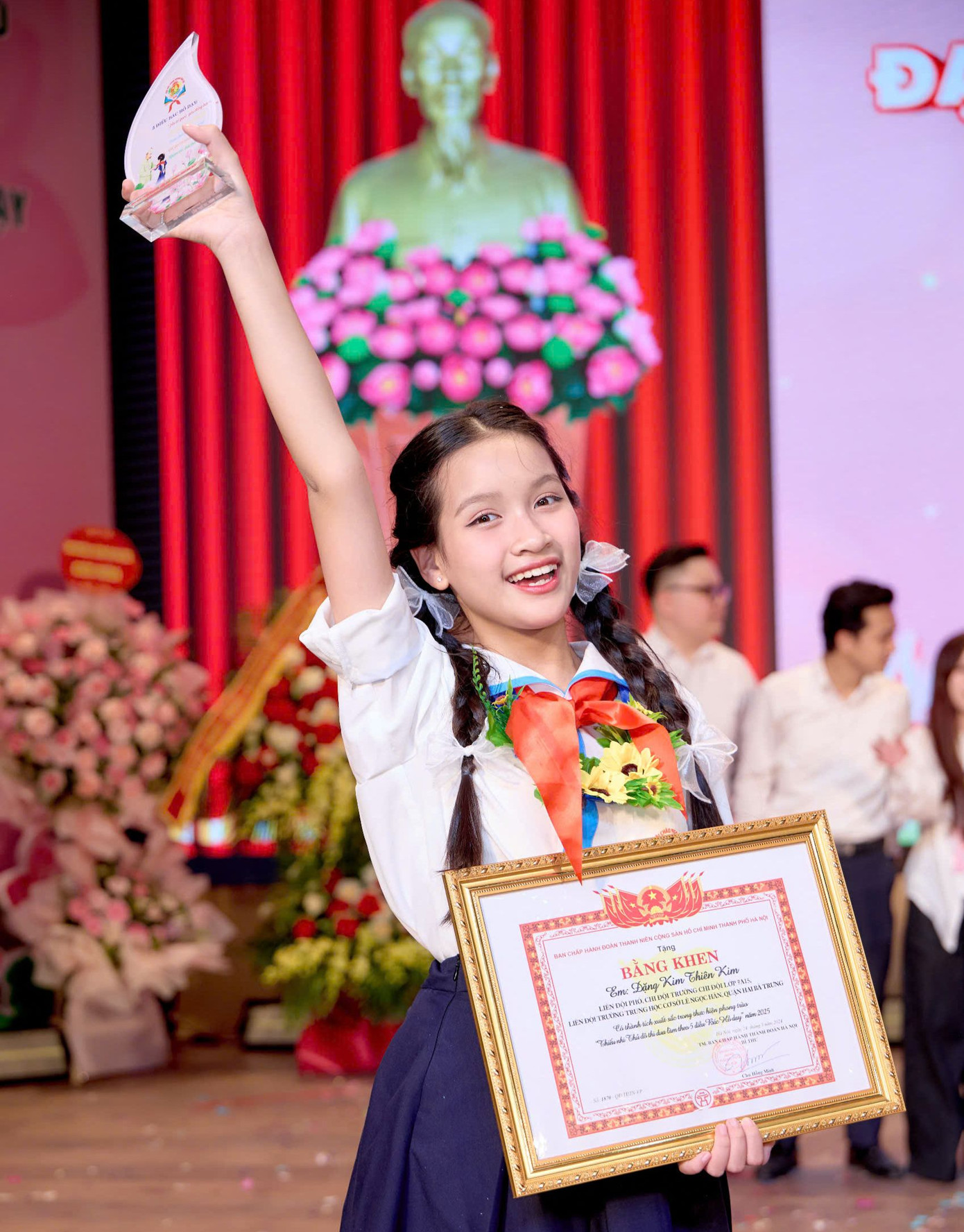 Bên cạnh hoạt động nghệ thuật, Thiên Kim cũng đạt thành tích trong học tập.