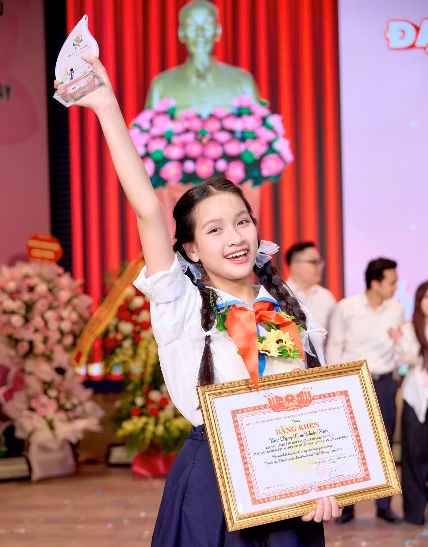 Bên cạnh hoạt động nghệ thuật, Thiên Kim cũng đạt thành tích trong học tập.