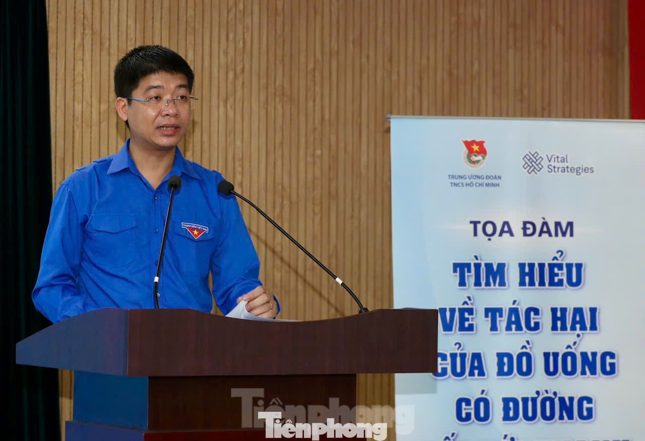 Anh Cù Đức Quân - Phó Chánh Văn phòng T.Ư Đoàn phát biểu khai mạc tọa đàm.