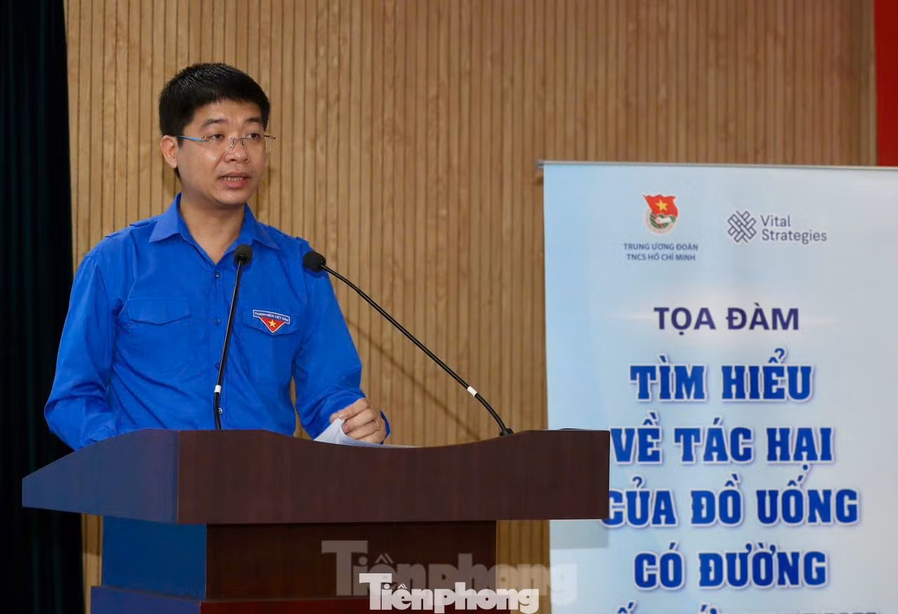 Anh Cù Đức Quân - Phó Chánh Văn phòng T.Ư Đoàn phát biểu khai mạc tọa đàm.