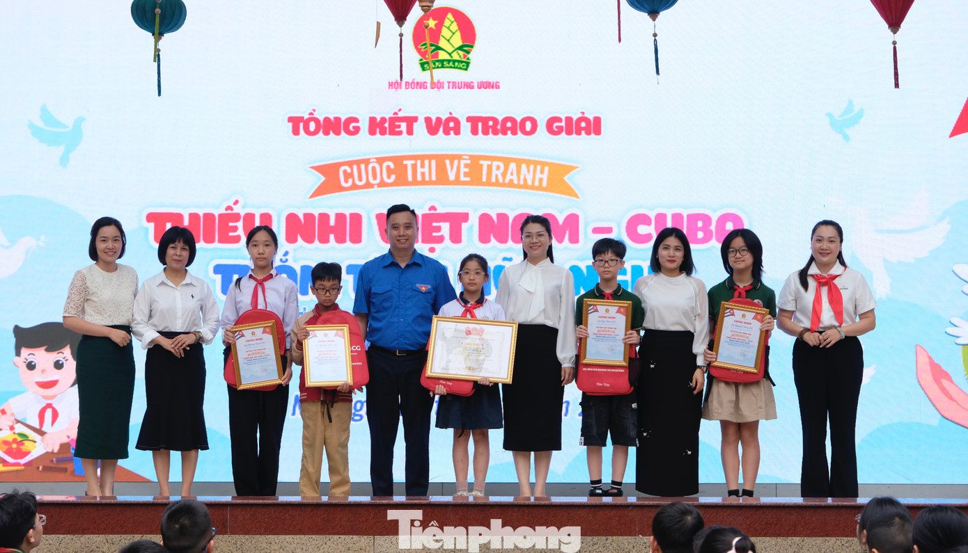 Ban Tổ chức trao Bằng khen và giấy chứng nhận cho các tác giả nhí. Ảnh: Châu Linh Ban Tổ chức trao Bằng khen và giấy chứng nhận cho các tác giả nhí. Ảnh: Châu Linh