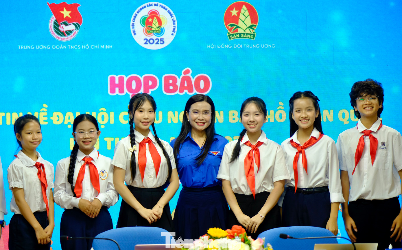 Chị Nguyễn Phạm Duy Trang chụp ảnh cùng các em thiếu nhi tiêu biểu tại chương trình. Chị Nguyễn Phạm Duy Trang chụp ảnh cùng các em thiếu nhi tiêu biểu tại chương trình.